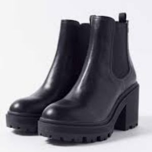 NIB UO Chelsea Lug Sole Boot Classic - black 9